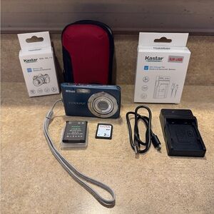 Nikon Coolpix S210 Digital Camera 8.0MP 3X Blue w/ Battery Charger 2GB SD Card
